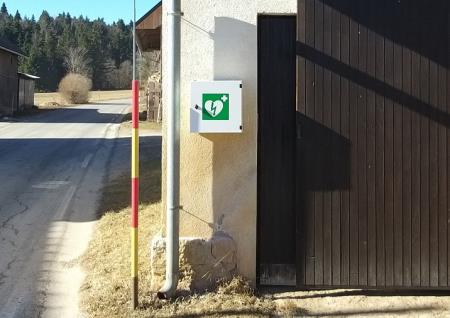 Postavitev Defiblilatorja v Zelšah 01 foto Boštjan Otoničar